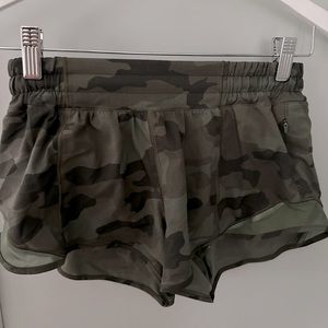 LULULEMON SIZE 4 2.5” HOTTY HOT LOW-RISE SHORTS IN GREEN/BLACK CAMO